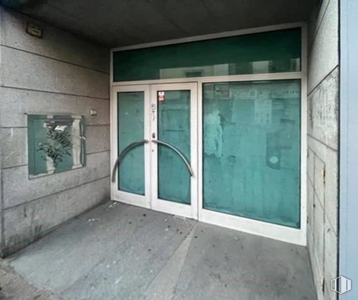 Local en alquiler en Calle Feria, Colmenar Viejo, Madrid, 28770 con puerta, ventana, edificio, accesorio, madera, fachada, tintes y matices, casa, vidrio y suelos alrededor