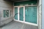 Retail for rent at Calle Feria, Colmenar Viejo, Madrid, 28770 with door, window, building, fixture, wood, facade, tints and shades, house, glass and flooring around