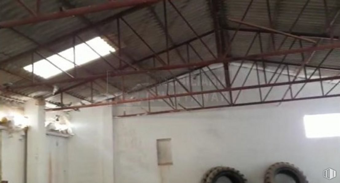 Industrial for sale at Casco urbano, Villamayor de Santiago, Cuenca, 16415 with tire, lighting, light fixture, wood, beam, building, automotive tire, ceiling, metal and wheel around