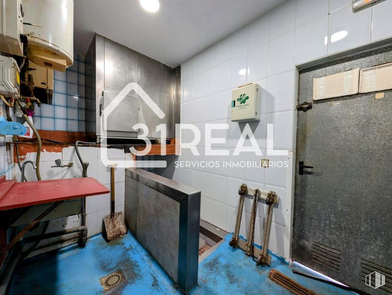 Local en venta en Zona Peñagrande, Fuencarral - El Pardo, Madrid, 28035 con puerta, mesa, suelos, suelo, escritorio, edificio, madera, inmobiliario, gas y ingeniería alrededor