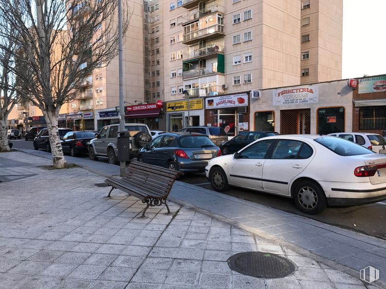 Local en venta en Calle Felipe Solano Antelo, 8, Guadalajara, 19002 con mesa de trabajo, coche, rueda, luz de estacionamiento automotriz, vehículo terrestre, vehículo, edificio, neumático, ventana y placa de matrícula del vehículo alrededor