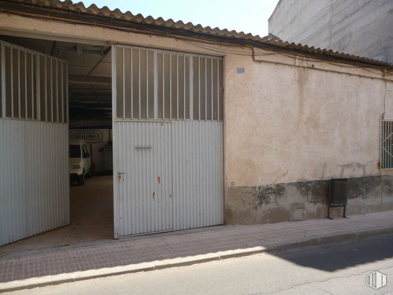 Industrial for rent at Calle Príncipe Juan Carlos, Fuensalida, Toledo, 45510 with window, building, property, wood, sky, road surface, neighbourhood, shade, asphalt and residential area around