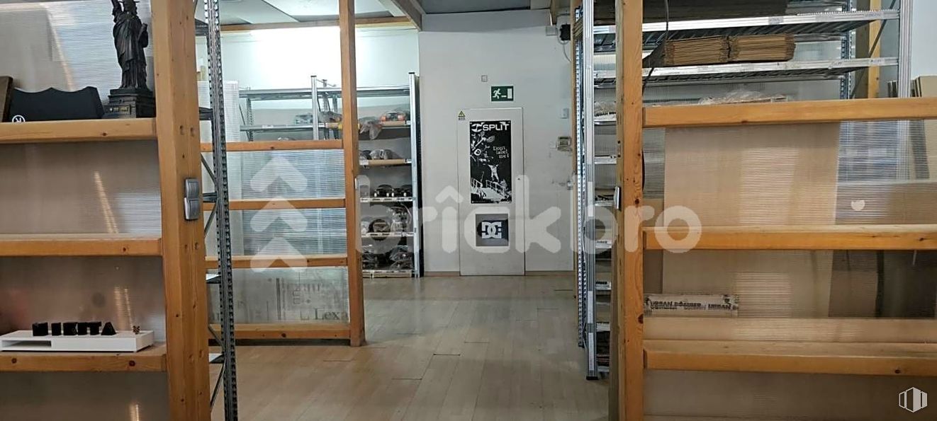 Oficina en alquiler y venta en Avenida Andalucía, Villaverde, Madrid, 28041 con madera, accesorio, estantería, suelo, edificio, gas, suelos, puerta, máquina y techo alrededor