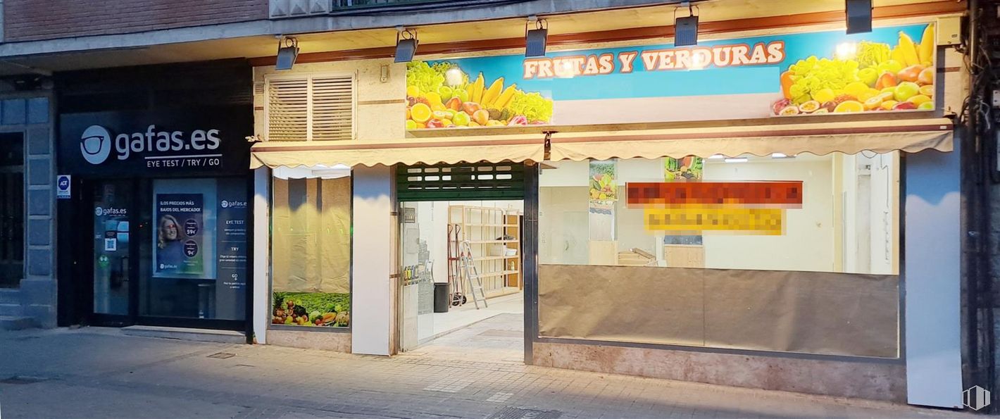 Retail for rent at Plaza Universidad, 6, Segovia, 40005 with window, building, fixture, door, wall, facade, plant, gas, font and retail around