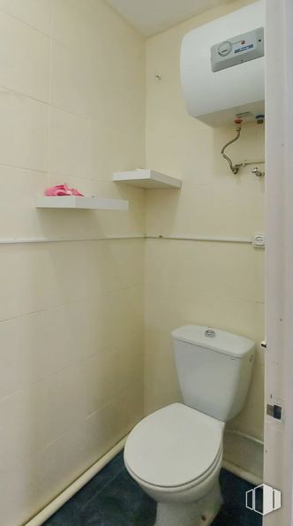 Retail for rent at Avenida San Crispín, Fuensalida, Toledo, 45510 with toilet, property, toilet seat, white, light, product, bathroom, bathroom sink, purple and interior design around