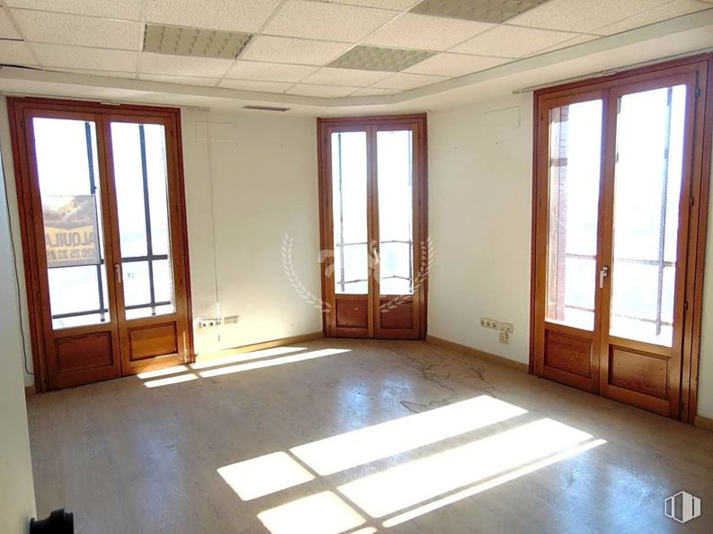 Office for sale & for rent at Calle Duque de Alba, 6, Ávila, 05001 with door, building, property, window, fixture, wood, house, flooring, floor and shade around