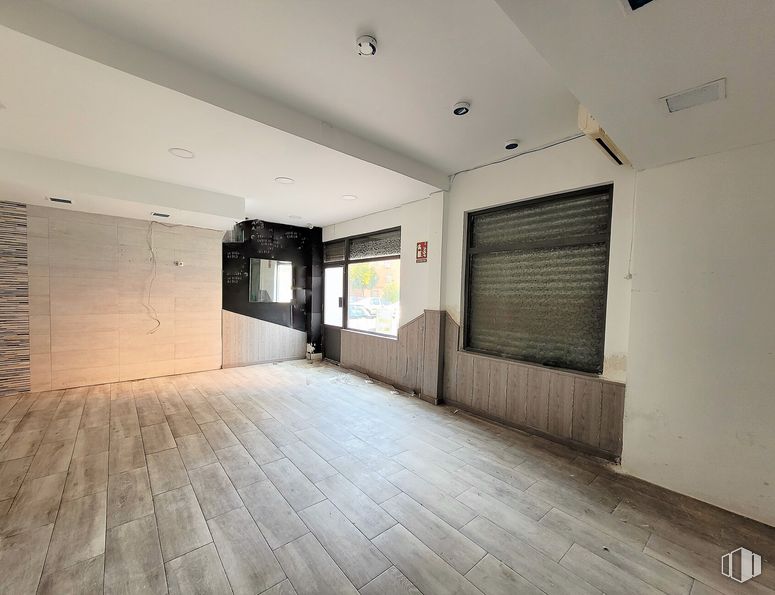 Local en venta en Plaza Tingo María, Móstoles, Madrid, 28931 con persiana de la ventana, propiedad, edificio, alumbrado, madera, accesorio, diseño de interiores, pasillo, pared y pavimentos alrededor