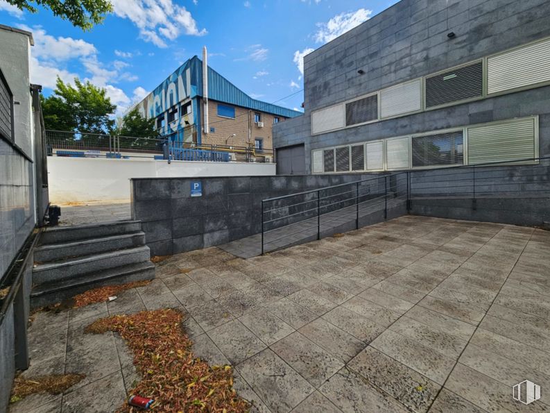 Nave en alquiler y venta en Calle Granja, Alcobendas, Madrid, 28108 con edificio, cielo, nube, propiedad, ventana, superficie de la carretera, diseño urbano, lote de terreno, árbol y asfalto alrededor