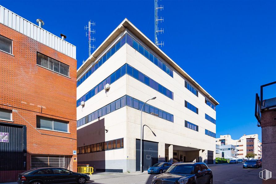 Nave en alquiler en Calle Duquesa de Tamames, 75, Carabanchel, Madrid, 28044 con coche, ventana, edificio, luz de estacionamiento, neumático, rueda, vehículo terrestre, cielo, durante el día y vehículo alrededor