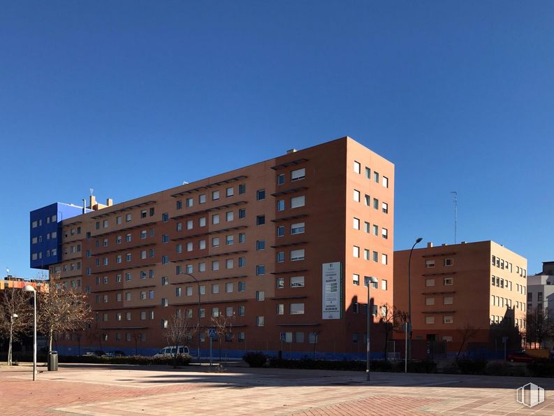 Local en alquiler en Calle Almonte, 16, Villa de Vallecas, Madrid, 28031 con edificio, cielo, propiedad, ventana, luz de la calle, accesorio, bloque de torre, diseño urbano, condominio y edificio comercial alrededor