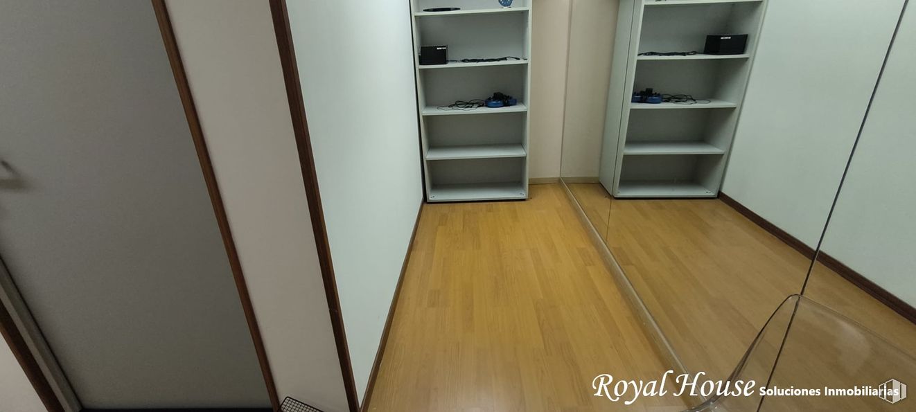 Local en venta en Calle Madroños, Collado Villalba, Madrid, 28400 con mueble, madera, suelos, suelo, estantería, suelos de madera, madera dura, estante, tinte para madera y alacena alrededor