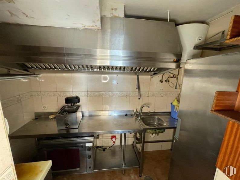 Local en venta en Calle Saavedra Fajardo, La Latina, Madrid, 28011 con fregadero, horno, ebanistería, encimera, edificio, aparato de cocina, cocina, fregadero, suelo y suelos alrededor