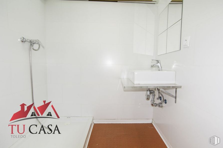 Retail for rent at Casco histórico, Toledo, 45002 with sink, tap, plumbing fixture, bathroom sink, fixture, bathroom, interior design, rectangle, building and wood around