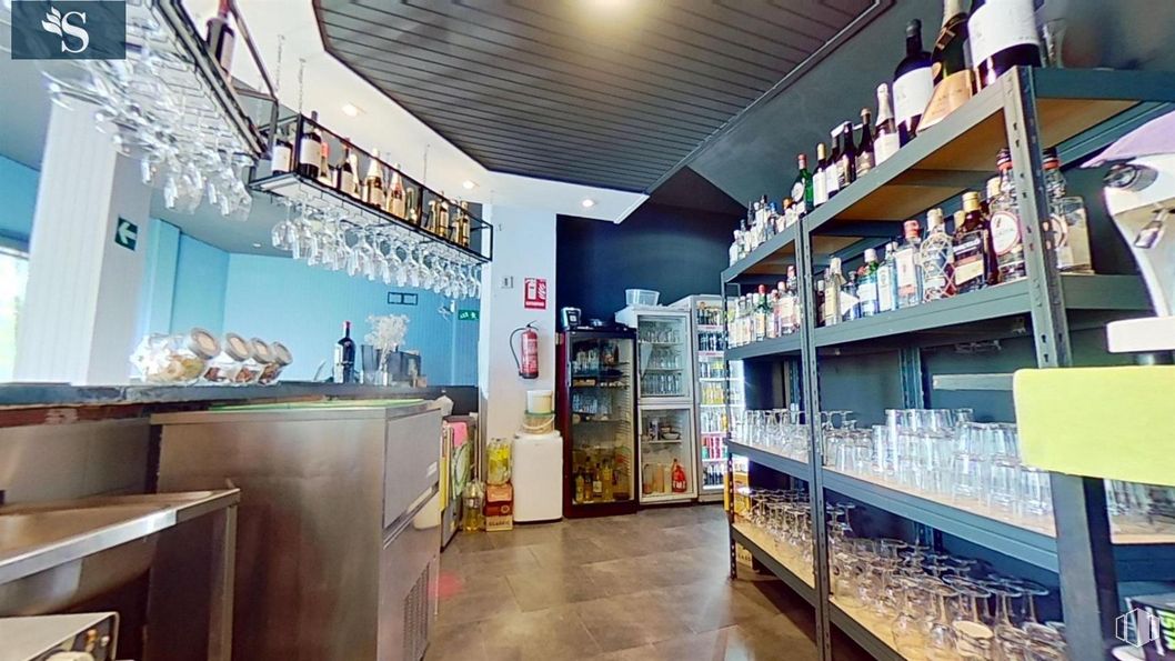 Local en alquiler en Calle Formentera, San Sebastián de los Reyes, Madrid, 28700 con mueble, estante, edificio, botella, interiorismo, estantería, ebanistería, venta al por menor, barware y tienda alrededor