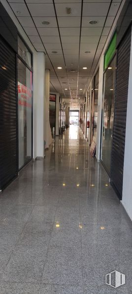 Local en alquiler en Calle Robla, Fuenlabrada, Madrid, 28947 con accesorio, suelo de baldosas, piso, suelo, puerta, vidrio, techo, evento, aluminio y metal alrededor