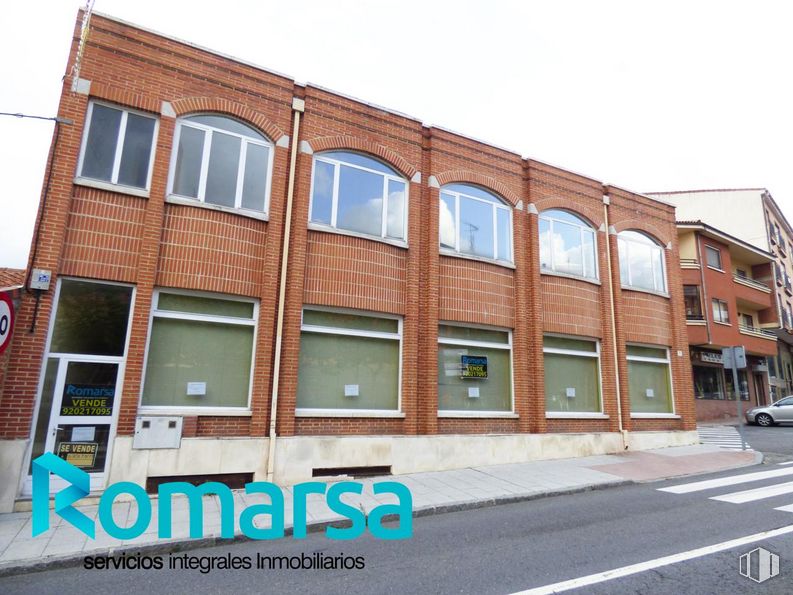 Retail for sale at Calle El Chorrito, El Barraco, Ávila, 00000 with window, building, sky, brickwork, motor vehicle, fixture, brick, tire, automotive exterior and street light around