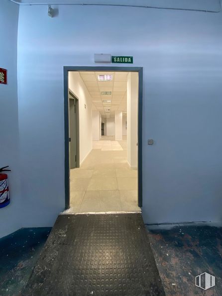 Nave en venta en Edificio Alfa III, Calle Isabel Colbrand, 10, Fuencarral - El Pardo, Madrid, 28050 con puerta, accesorio, suelos, suelo, escaleras, gas, casa, simetría, hormigón y techo alrededor