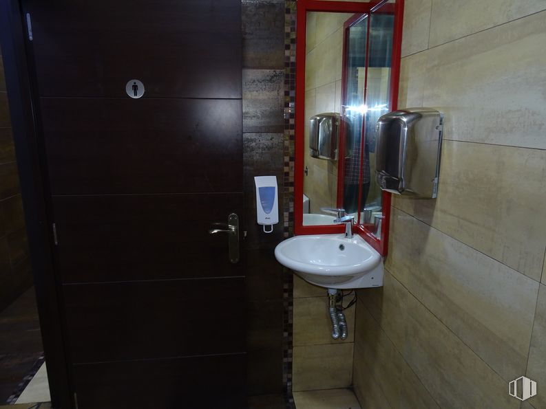 Local en venta en Calle Madrid, 89, Getafe, Madrid, 28902 con fregadero, espejo, grifo, accesorio de fontanería, lavabo de baño, baño, madera, morado, fluido y edificio alrededor