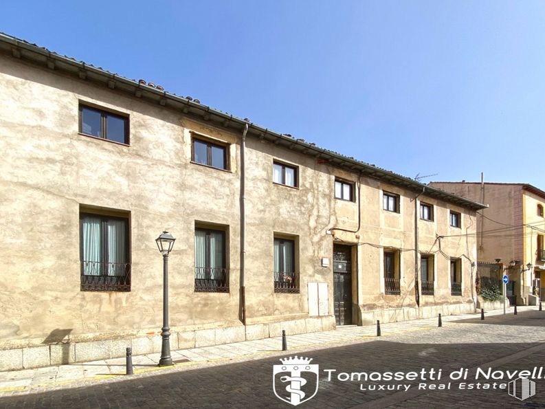 Retail for sale at Zona Centro, San Ildefonso, Segovia, 40100 with window, building, sky, fixture, door, urban design, neighbourhood, residential area, facade and city around