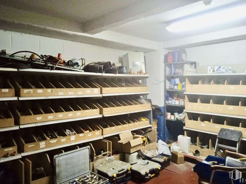 Industrial for sale at Polígono Villaverde, Villaverde, Madrid, 28021 with shelving, shelf, retail, collection, box, plastic, household hardware and plywood around