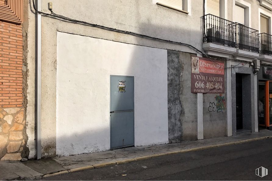 Local en alquiler y venta en Calle Carbón, 3, Illescas, Toledo, 45200 con puerta, edificio, ladrillo, superficie de la carretera, ventana, albañilería, madera, pared, barrio y fachada alrededor