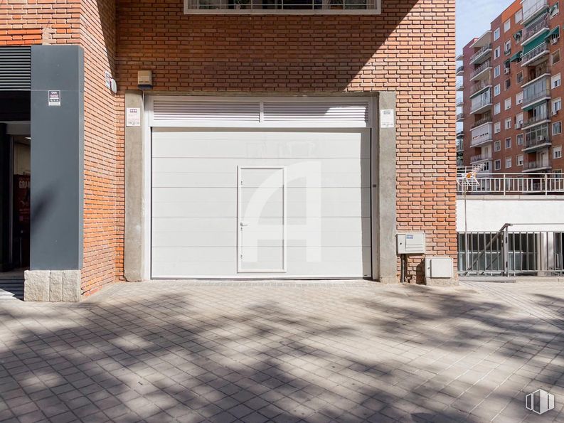 Industrial for sale at Barrio Guindalera, Salamanca, Madrid, 28028 with building, garage door, composite material, brickwork, brick, door, gate, concrete, garage and building material around