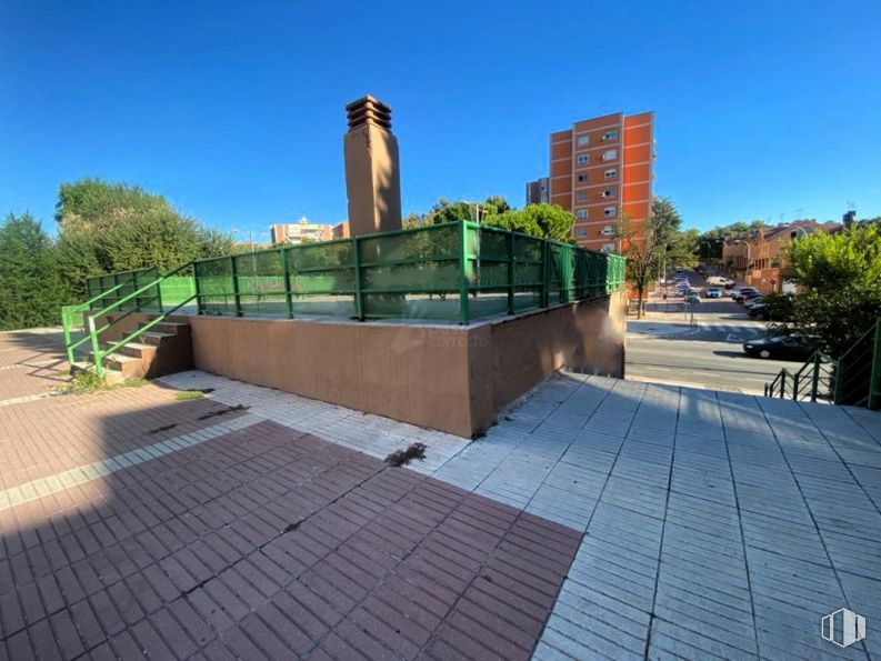 Local en venta en Casco urbano, Fuenlabrada, Madrid, 28945 con edificio, cielo, planta, árbol, superficie de la carretera, diseño urbano, madera, ocio, tejado y ciudad alrededor