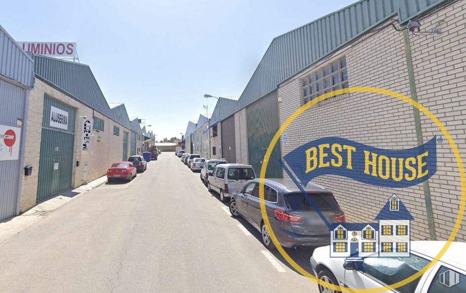 Industrial for sale at Polígono Campsa, Cuenca, 16004 with car, window, vehicle, building, wheel, tire, motor vehicle, sky, automotive tire and asphalt around