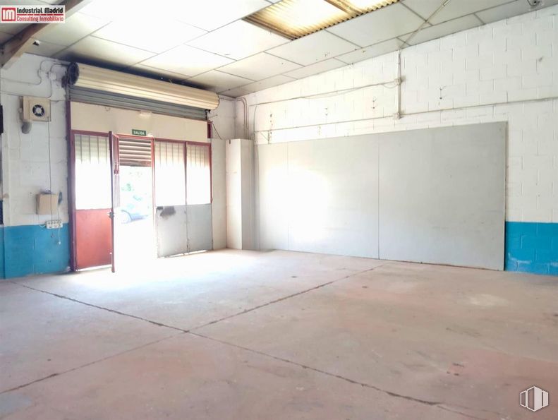 Industrial for sale at Polígono Industrial San Sebastián, Arganda del Rey, Madrid, 28500 with door, hall, floor, flooring, wood, fixture, concrete, ceiling, building and composite material around