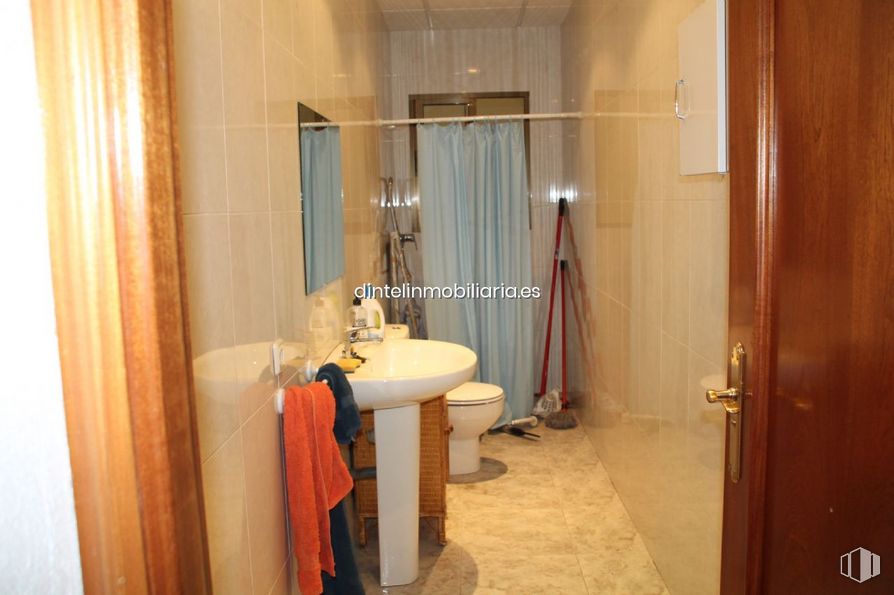 Industrial for sale at Polígono Vicolozano, Ávila, 05194 with sink, wood, mirror, fixture, comfort, plumbing fixture, building, curtain, interior design and door around