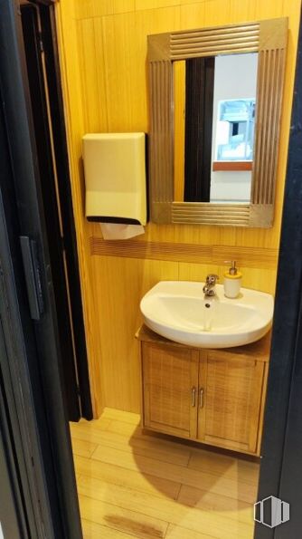 Retail for rent at Calle Escritorios, Alcalá de Henares, Madrid, 28801 with mirror, sink, bathroom cabinet, hand dryer, brown, bathroom sink, tap, plumbing fixture, bathroom and wood around