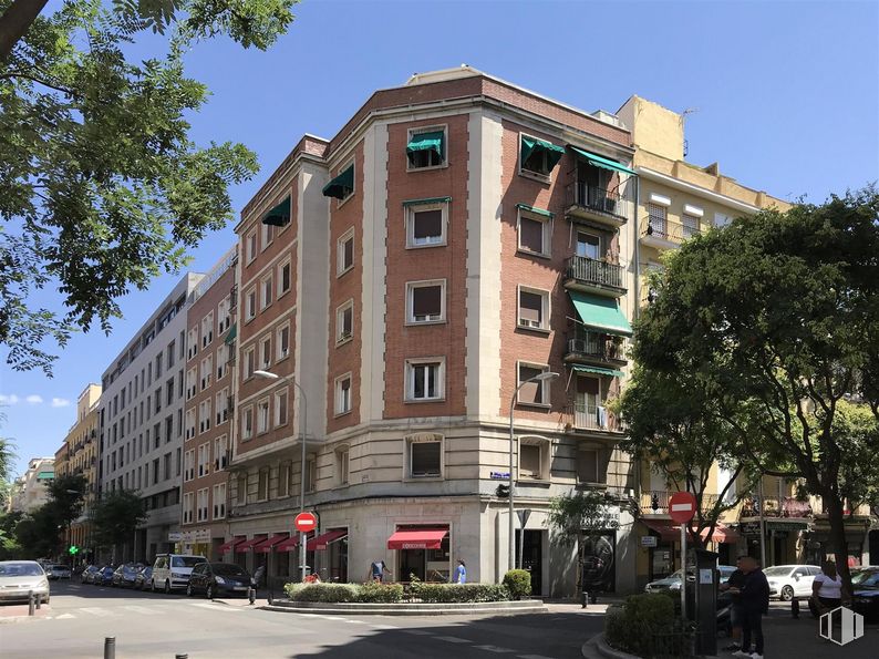 Local en alquiler en Calle Ponzano, 38, Chamberí, Madrid, 28003 con persona, edificio, cielo, ventana, infraestructura, planta, árbol, coche, diseño urbano y condominio alrededor