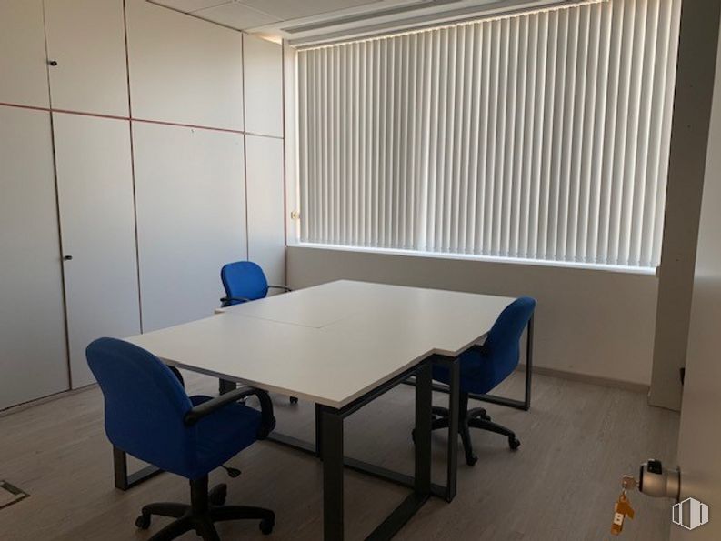 Oficina en venta en Edificio Oficant, Ronda Poniente, 15, Tres Cantos, Madrid, 28760 con silla, escritorio, mesa, mueble, accesorio, madera, edificio, ventana, suelo y suelos alrededor