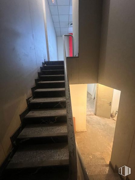 Local en alquiler y venta en Calle Mayor, Alcorcón, Madrid, 28921 con escaleras, edificio, madera, casa, suelo, suelos, accesorio, madera dura, tintes y matices y techo alrededor