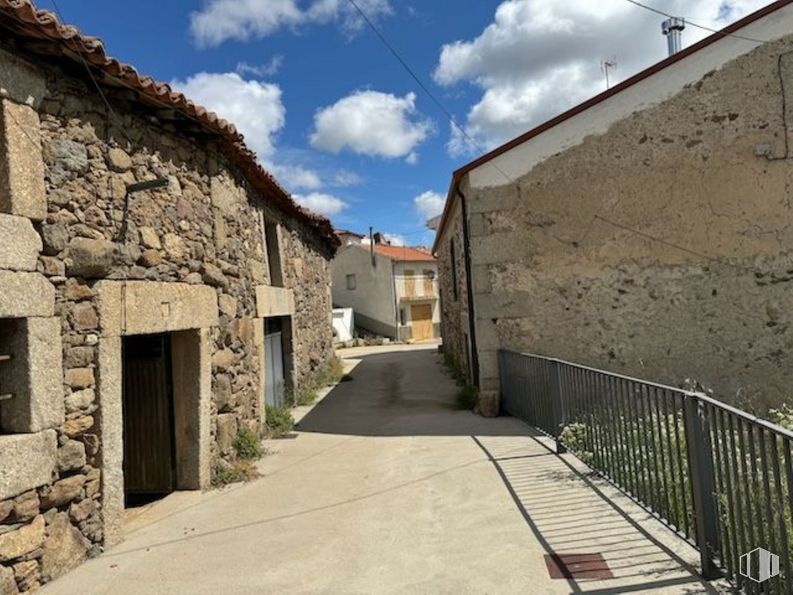 Industrial for sale at Calle Plazuelilla, 17, Gilbuena, Ávila, 05619 with house, door, cloud, sky, plant, road surface, landscape, neighbourhood, rural area and residential area around