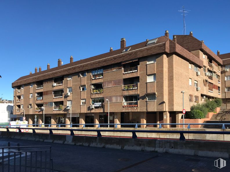 Local en alquiler y venta en Calle Real, 51, Las Rozas de Madrid, Madrid, 28230 con edificio, cielo, ventana, planta, diseño urbano, condominio, madera, fachada, sobresaliente y ciudad alrededor