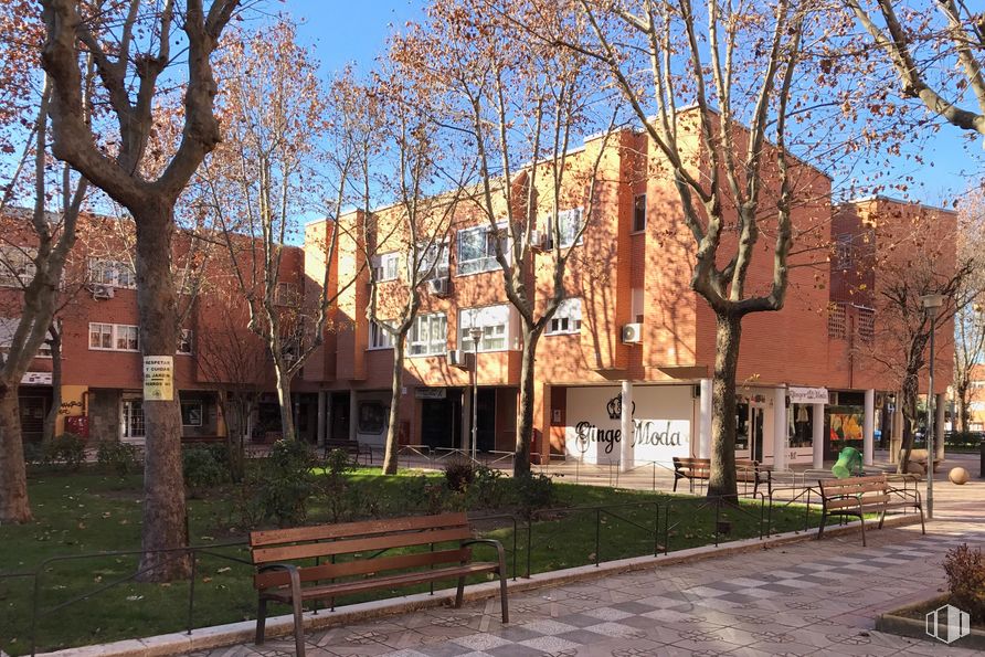 Local en alquiler en Plaza de Blas de Otero, 1, Rivas-Vaciamadrid, Madrid, 28529 con mesa de trabajo, edificio, planta, ventana, cielo, banco exterior, árbol, diseño urbano, hierba y barrio alrededor