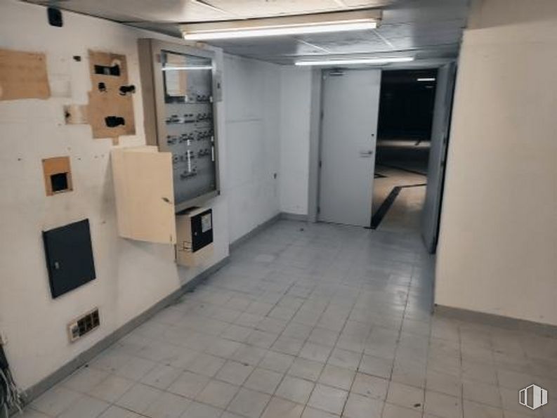 Retail for sale at Plaza Islas Azores, Fuencarral - El Pardo, Madrid, 28034 with window, building, flooring, floor, fixture, door, gas, house, space and ceiling around