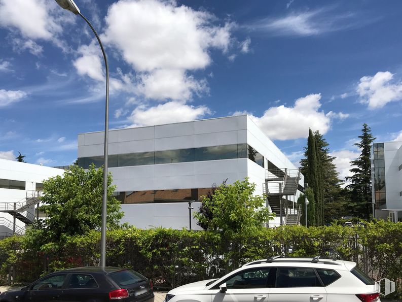 Oficina en alquiler en Edificio E, Calle Ochandiano, 10, Moncloa - Aravaca, Madrid, 28023 con edificio, nube, cielo, propiedad, planta, árbol, ventana, fachada, diseño urbano y bienes raíces alrededor