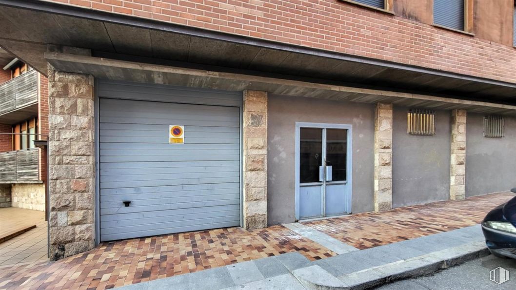 Retail for sale at Zona San Roque, Ávila, 05001 with car, door, window, building, wood, fixture, road surface, brickwork, brick and building material around