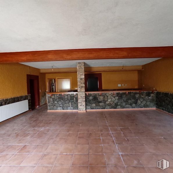 Retail for sale at Zona Centro, Piñuécar-Gandullas, Madrid, 28737 with property, wood, flooring, floor, brickwork, wood stain, hall, building material, brick and hardwood around