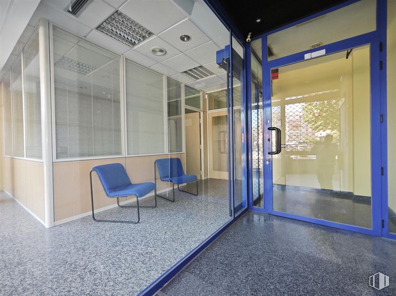 Retail for rent at Calle Mieses, 5, Majadahonda, Madrid, 28220 with chair, person, door, blue, fixture, interior design, floor, flooring, glass and real estate around