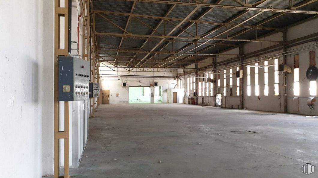 Industrial for sale at Zona industrial Las Nieves, Móstoles, Madrid, 28935 with fixture, hall, wood, flooring, composite material, engineering, ceiling, gas, concrete and beam around