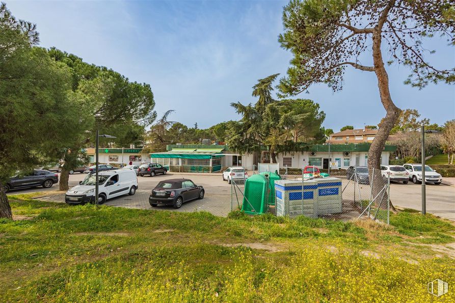 Local en venta en Calle Valle Cares, 22, Boadilla del Monte, Madrid, 28660 con coche, planta, vehículo terrestre, cielo, vehículo, durante el día, nube, vehículo de motor, árbol y edificio alrededor