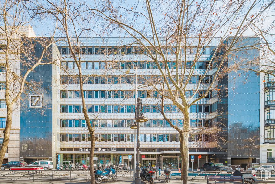 Oficina en alquiler en Edificio Cúspide, Paseo Castellana, 18, Salamanca, Madrid, 28046 con edificio, cielo, propiedad, ventana, diseño urbano, condominio, árbol, barrio, bloque de torre y zona residencial alrededor