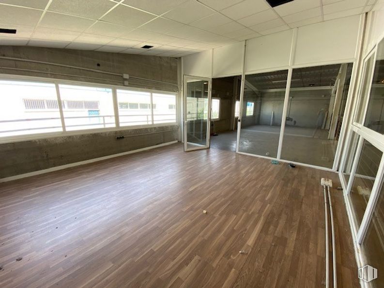 Nave en venta en Polígono Industrial Ribagorda, Fuente el Saz de Jarama, Madrid, 28140 con ventana, propiedad, accesorio, madera, pasillo, suelo, piso, pared, sombra y madera alrededor