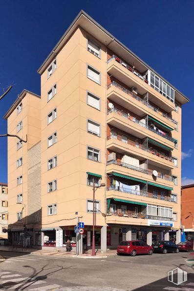 Local en venta en Travesía Toledo, 1, Azuqueca de Henares, Guadalajara, 19200 con edificio, coche, cielo, ventana, casa, diseño urbano, bloque de torre, rueda, luz de la calle y condominio alrededor