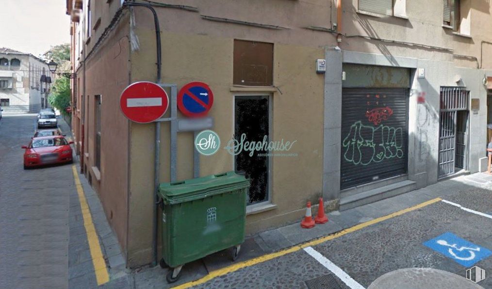 Retail for rent at Barrio de San Millán, Segovia, 40001 with car, window, waste container, building, motor vehicle, road surface, asphalt, waste containment, vehicle and wall around