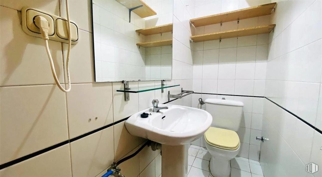 Retail for rent at Zona Palomarejos, Toledo, 45005 with toilet, sink, mirror, tap, bathroom sink, plumbing fixture, bathroom, purple, interior design and fluid around