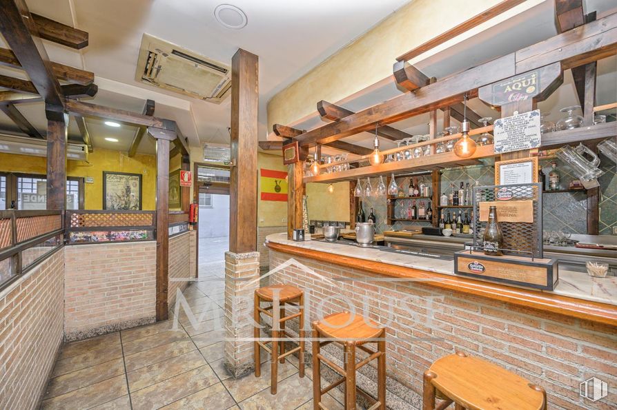 Retail for sale at Calle Dos Amigos, Parla, Madrid, 28980 with stool, furniture, interior design, ceiling, restaurant, countertop, wood stain, tile and light fixture around